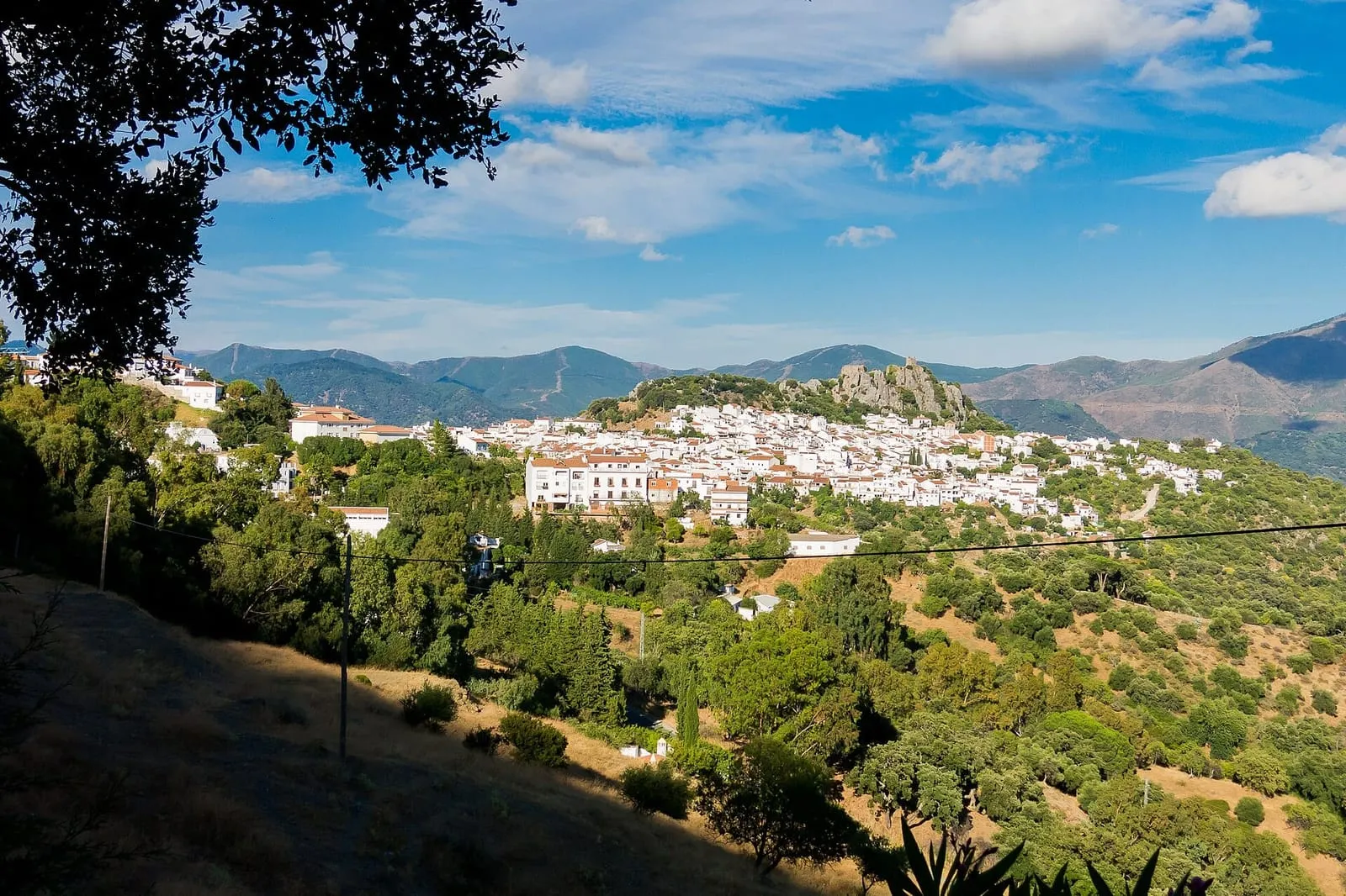 Vista de Gaucín, pueblo blanco en la ladera de la sierra