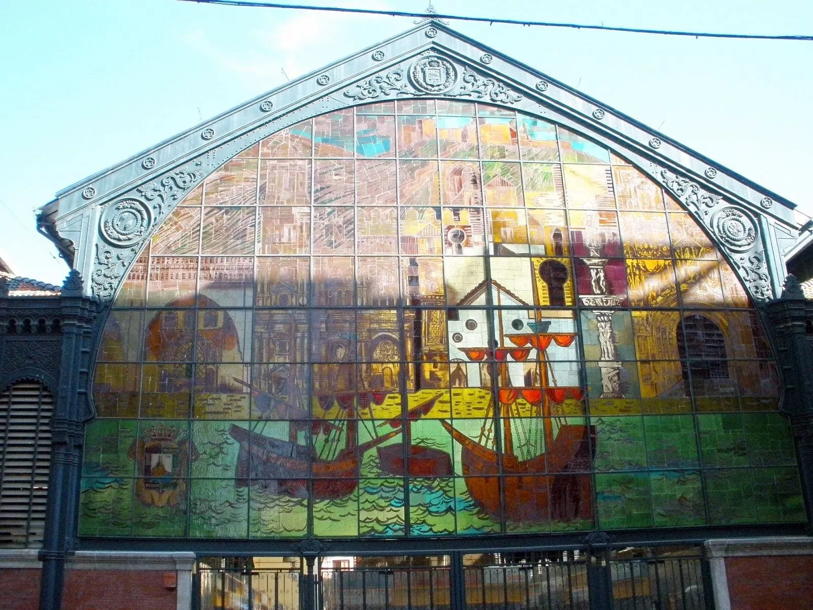 Vidriera de colores con barcos en la fachada del Mercado de Atarazanas de Málaga