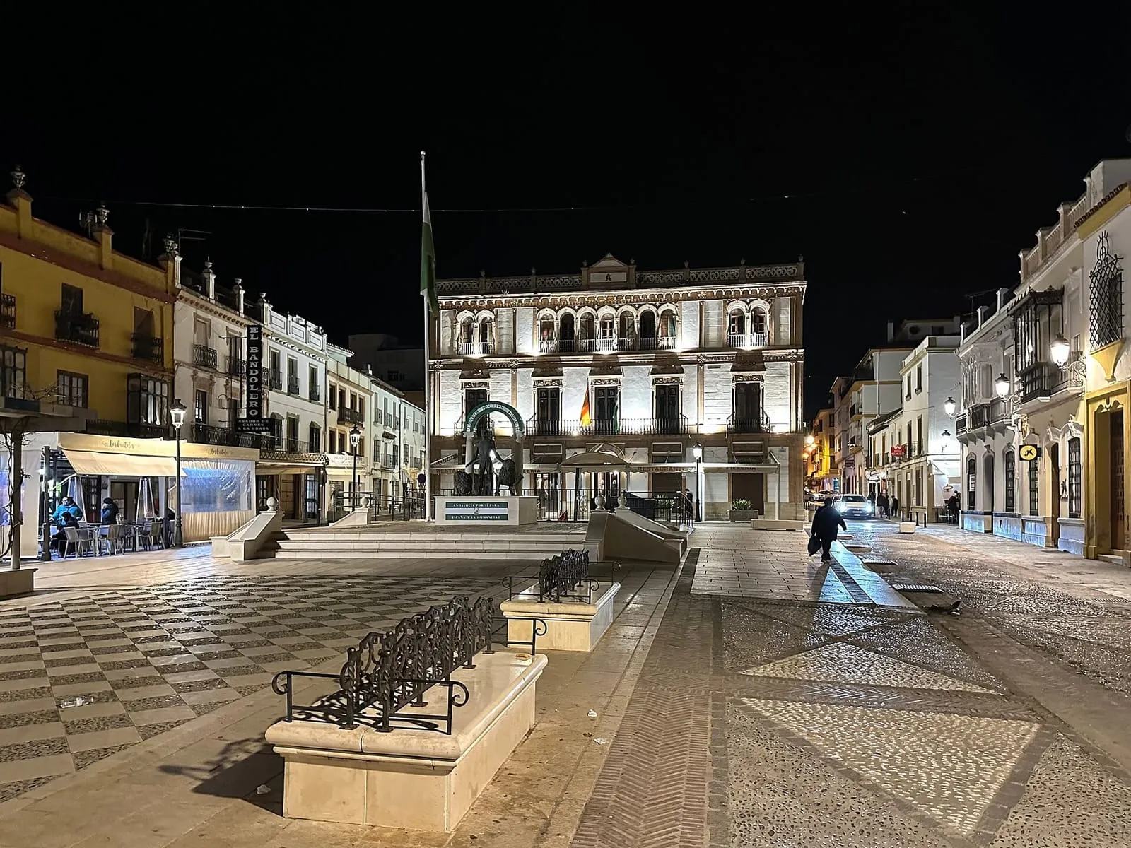 La plaza del Socorro de Ronda iluminada de noche
