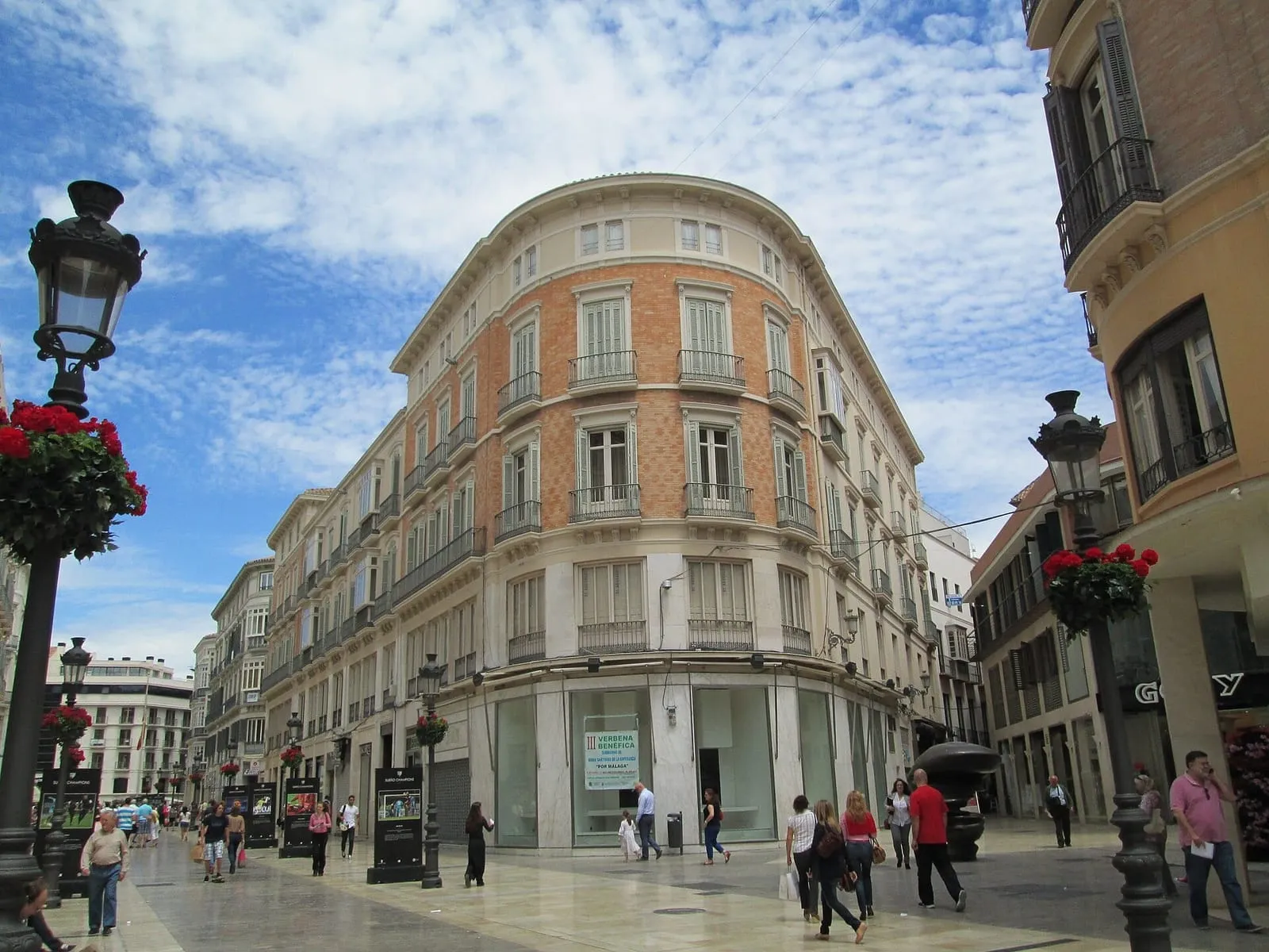 Edificios de la calle Larios de Málaga con gente paseando