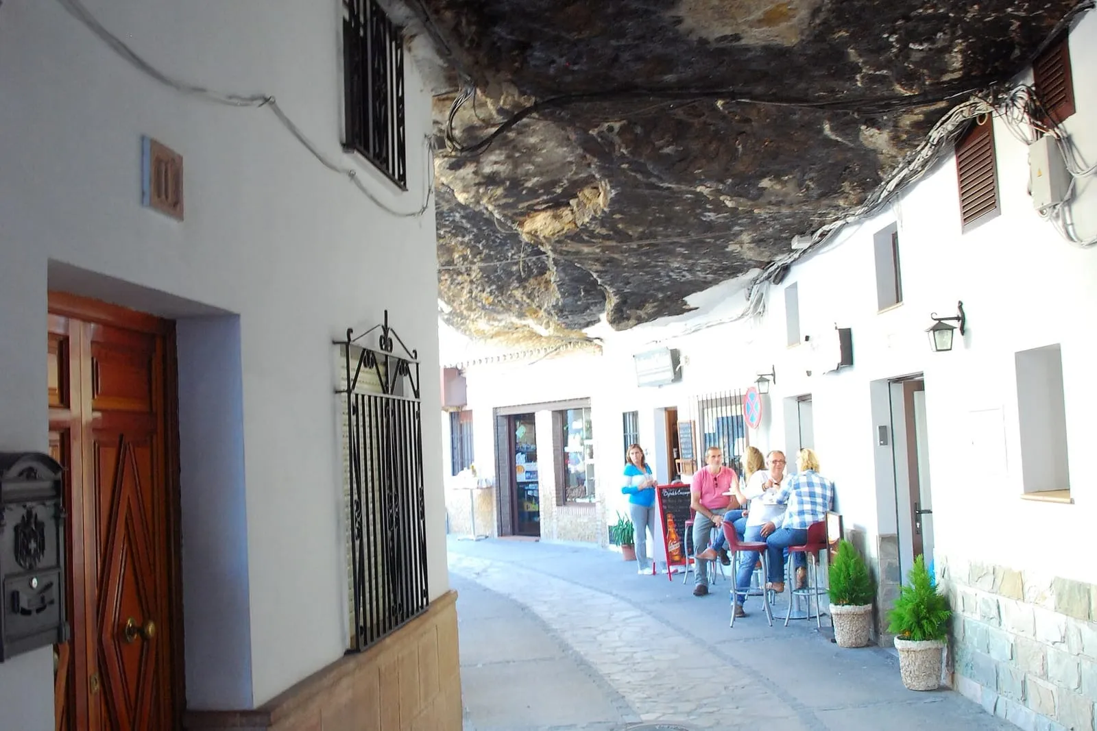 Calle de Setenil de las Bodegas con terraza bajo la roca