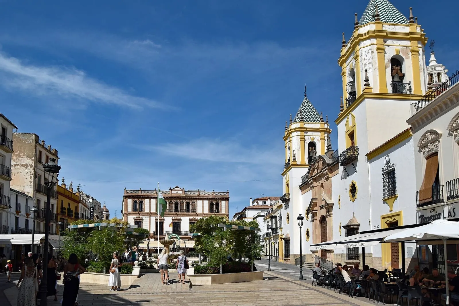 Plaza del Socorro de Ronda con la iglesia y terrazas al sol