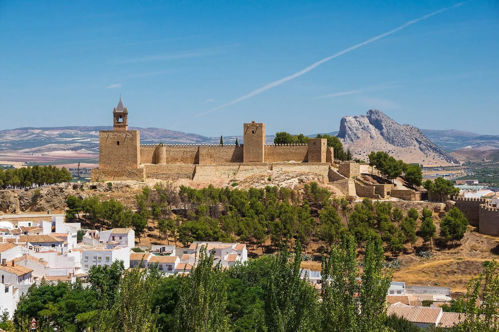 La Alcazaba de Antequera sobre los tejados blancos del pueblo